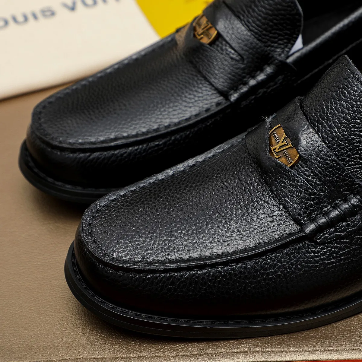 Men's shoes 460 💰 Louis Vuitton LV ® 🆕 model 🔛 full shoe counter, first layer cowhide, 🐂leather lining casual shoes for men, super soft outsole, a must-have for driving. Synchronized with the counter, original first layer cowhide, completely 1:1 mold customization 🌹 top version, color optional! Number: 38-44 (45.46 customized)